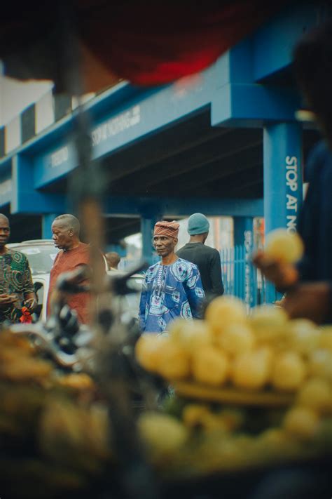 Stock People Walking 的图像结果