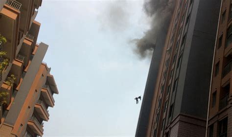 高楼起火两消防员坠落殉职_ 视频中国