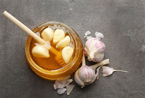The Amazing Benefits of Garlic Infused Honey - The Fit Care