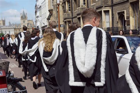 英国剑桥大学6月30日举行了线下毕业典礼-环球优思国际教育