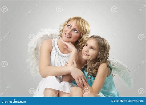 可爱的二个可爱的天使 免版税库存图片 - 图片: 28348429