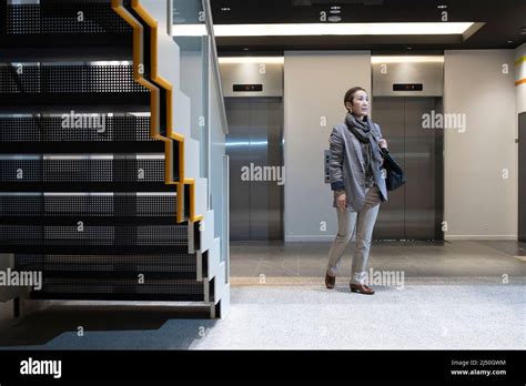 Business Women Going to Work 的图像结果