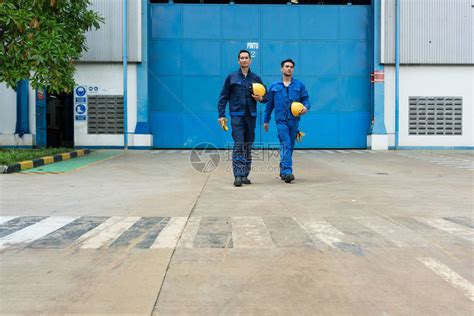 两名亚洲工人在下班后走出工厂时身着蓝制服高清图片下载-正版图片502547979-摄图网