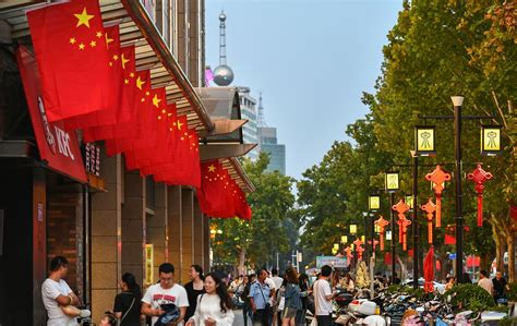街头满是中国红 济南节日气氛浓 - 图片新闻 - 山东省爱国主义教育基地