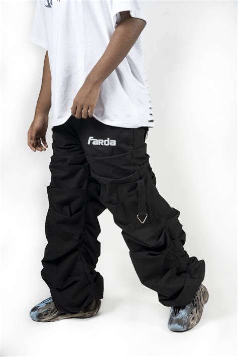 BRAGGY CARGOS: BLACK – Farda