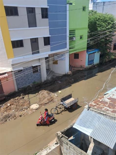 மழையால் பயன்படுத்தவே முடியாத நிலையில் மதுரை சாலைகள்: தண்ணீரில் ...