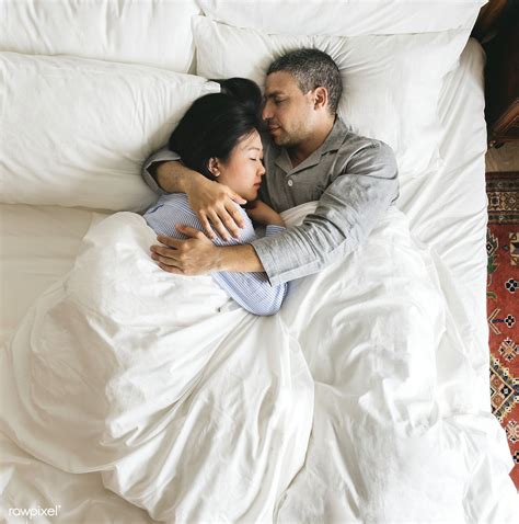 12 common couple sleeping positions and what they mean – Artofit