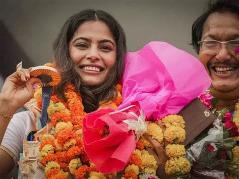 In Pics: Olympics double-medal winner Manu Bhaker gets rousing welcome ...