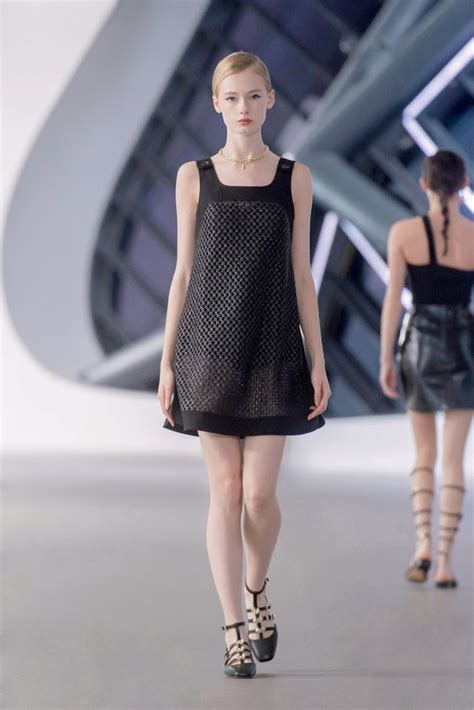 夏姿·陈 Shiatzy Chen 2023春夏高级成衣秀 - Paris Spring 2023-天天时装-口袋里的时尚指南