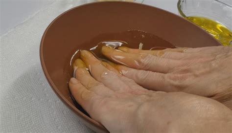 7 Effective Home Remedies To Treat Yellow Nail Syndrome - lifeberrys.com