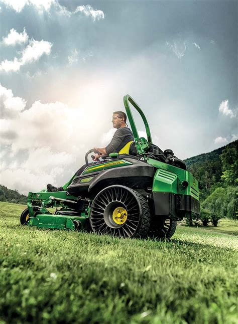 John Deere lancia il tosaerba compatto a raggio di sterzo  