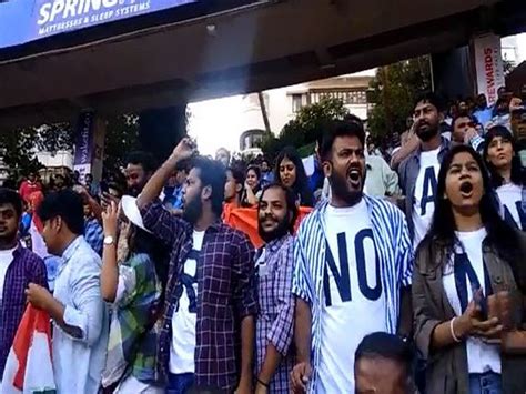 Mumbai: Group of spectators use India-Australia match stand to voice ...