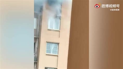 6月2日，重庆城南家园着火，一女子在窗外避险时不慎坠楼。11时许，南岸消防发布火情通报，经核实，坠楼女子23岁，意外坠楼后，送医抢救无效身亡 ...