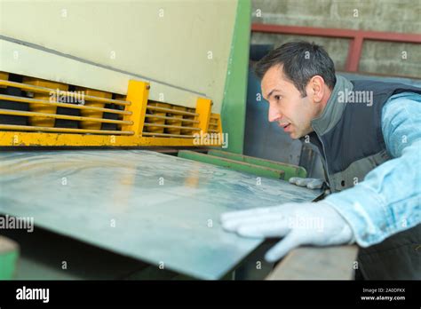 Assembly Line Worker 的图像结果