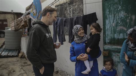 In photos: David Morrissey visits Syrian refugees in Lebanon | UNHCR India