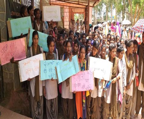 छात्रा से छेड़खानी के विरोध में बीएस कॉलेज में तालाबंदी कर ...