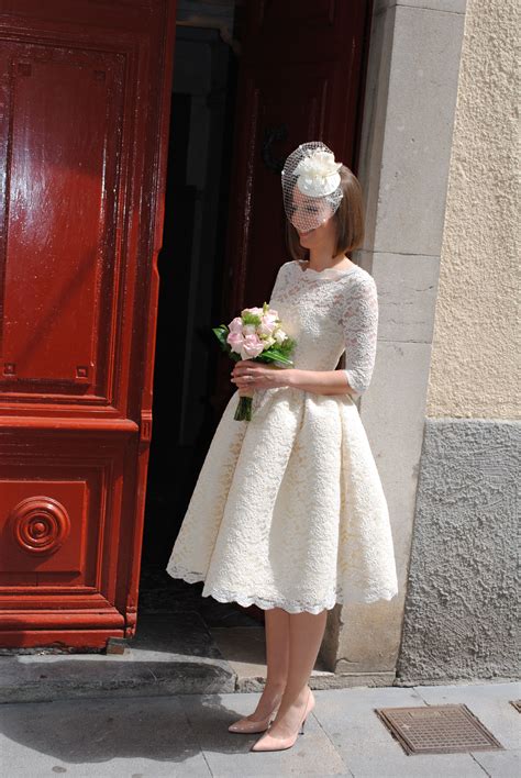 Vestido novia corto | Civil wedding dresses, Courthouse wedding dress, Wedding dresses simple
