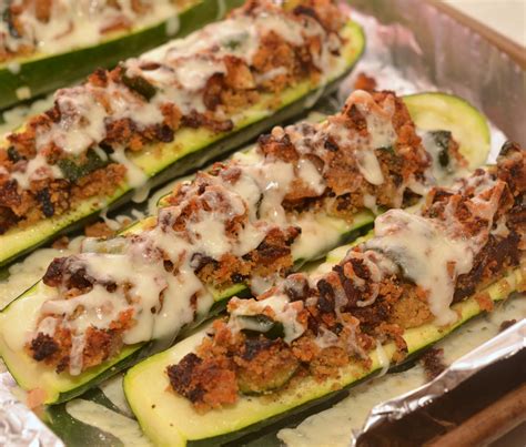 ZUCCHINI BOATS STUFFED WITH BACON, BREADCRUMBS & CHEESE! - Hugs and ...
