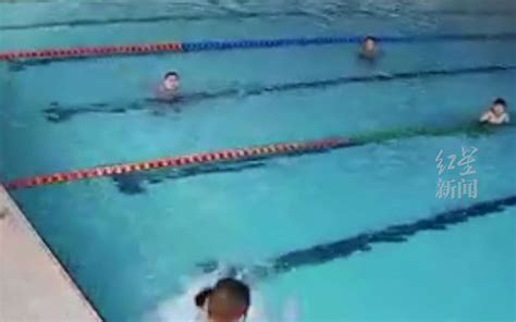 湖南一男童游泳池挣扎1分钟后溺亡 当地：涉事游泳馆已停业，目前在调查中_哔哩哔哩_bilibili