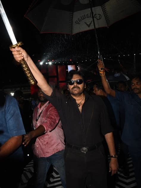 Pawan Kalyan : కటానాతో పవన్ కళ్యాణ్ స్టైలిష్ పోజులు.. OG ప్రీ రిలీజ్ ...