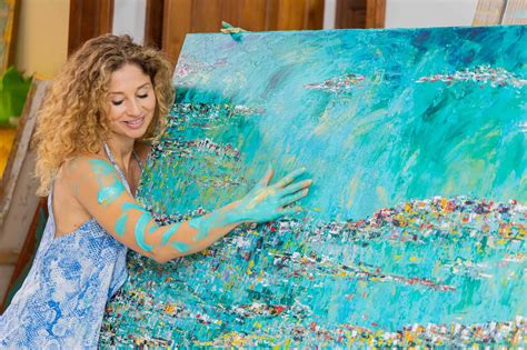 Karol McQuade: Una artista costarricense que fusiona el dorado y los ...