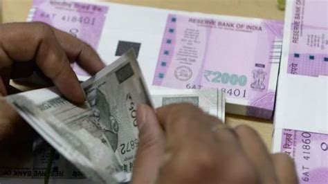 Rupee’s Asia-beating advance seen as unsustainable by analysts