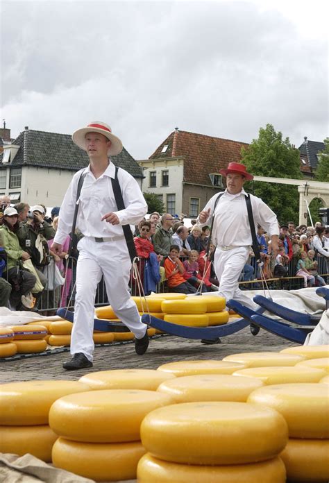 Kaasmarkt in Alkmaar | Alkmaar cheese market tour, Gouda cheese market ...