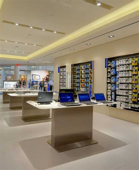 Computer Shop Front 的图像结果