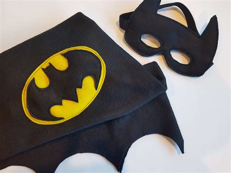Got a batman fan in the house? Make this easy mask + cape | DIY Felt Crafts