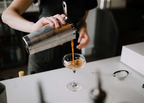 How to Become a Bartender: Bartenders' Guide 2022