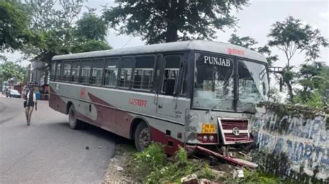 Himachal News: धर्मशाला से चंडीगढ़ जा रही पंजाब रोडवेज की बस अनियंत्रित ...