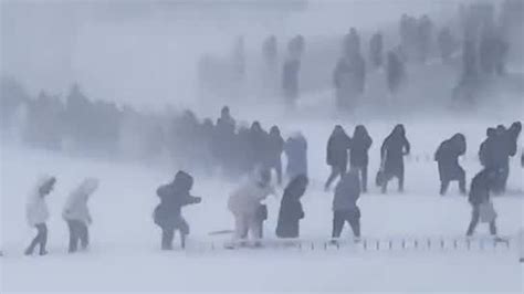 实拍：哈尔滨暴雪 大学生艰难跋涉排长队去上课