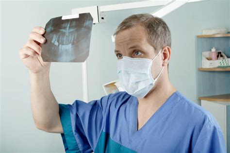 牙科诊所的牙医与病人图片-牙医为病人诊断素材-高清图片-摄影照片-寻图免费打包下载