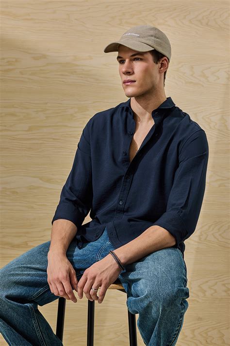 Buy Men's Slim Fit Plain Navy Shirt Online | Snitch – SNITCH