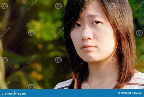 美裔和亚裔女学生装扮着书本在蓝高清图片下载-正版图片503390199-摄图网