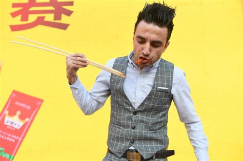 吃货老外带百万粉丝代表体验粤菜，传播中国美食文化！