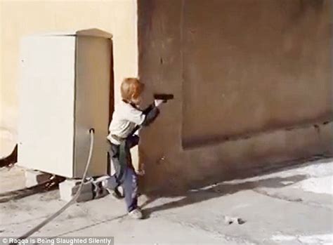 ISIS训练5岁男孩开枪杀人 动作娴熟令人惊讶-搜狐新闻