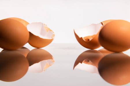 三个破的鸡蛋图片-三个破的鸡蛋素材-三个破的鸡蛋插画-摄图新视界
