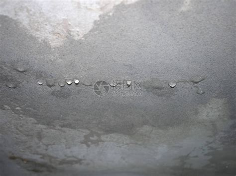 潮湿和水分渗入水滴的天花板上的潮高清图片下载-正版图片506300684-摄图网