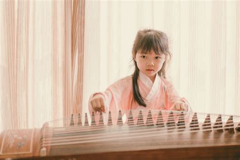 女孩 女儿 古筝 中国风 古装 弹琴 音乐 乐器 可爱 古风 孩子 – 高图网-免费无版权高清图片下载