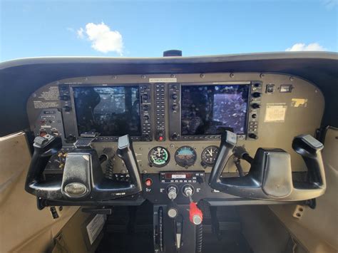 Cessna 172 G1000 Prague – Flying Academy | Professional Pilot Training