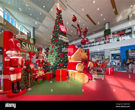 San Pablo, Laguna, Philippines. December 31, 2025. Filipino shoppers crowd the SM City mall ...