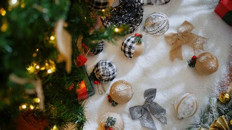 DIY Holiday Party Decorations Made Simple