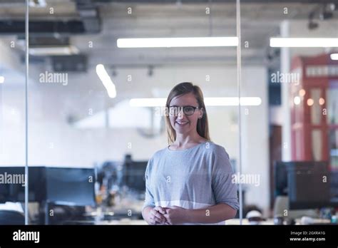 Business Women Casual Portrait 的图像结果