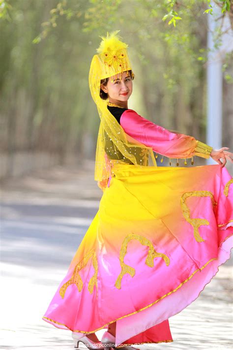 倾情一笑的新疆维吾尔族少女图片_女性女人_人物图库_图行天下图库