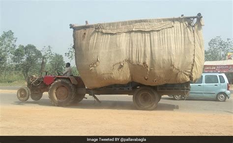 बेकाबू होकर घर में घुसा ट्रैक्टर, तीन सोते हुए बच्चे घर के मलबे में ...