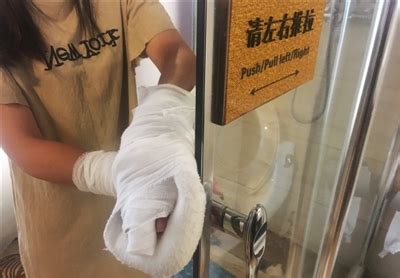 女子酒店洗澡后玻璃门碎裂 手脚多处受伤索赔遇阻_新闻频道_中国青年网