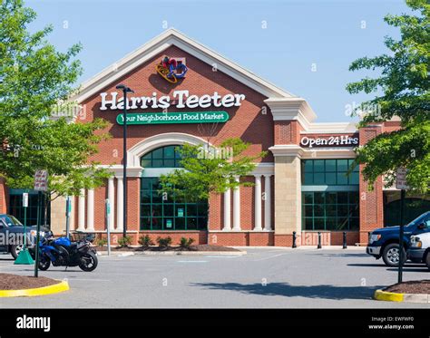 Supermarket exterior hi-res stock photography and images - Alamy