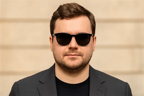 Choosing the Best Sunglasses for Men with Round Face Shapes | ROYALTAI ...