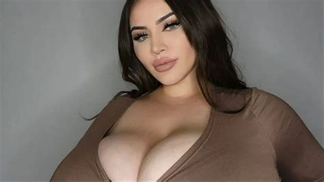 Ne prestaju da rastu: Ona ima najveće prirodne grudi na svetu